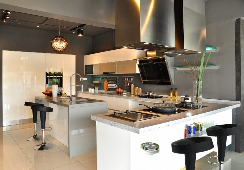 Modern Design by Rowenda Kitchen