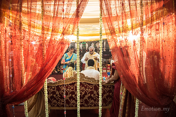 Blessings from family and friends. Indian wedding in Malaysia. Photo by Emotion in Pictures