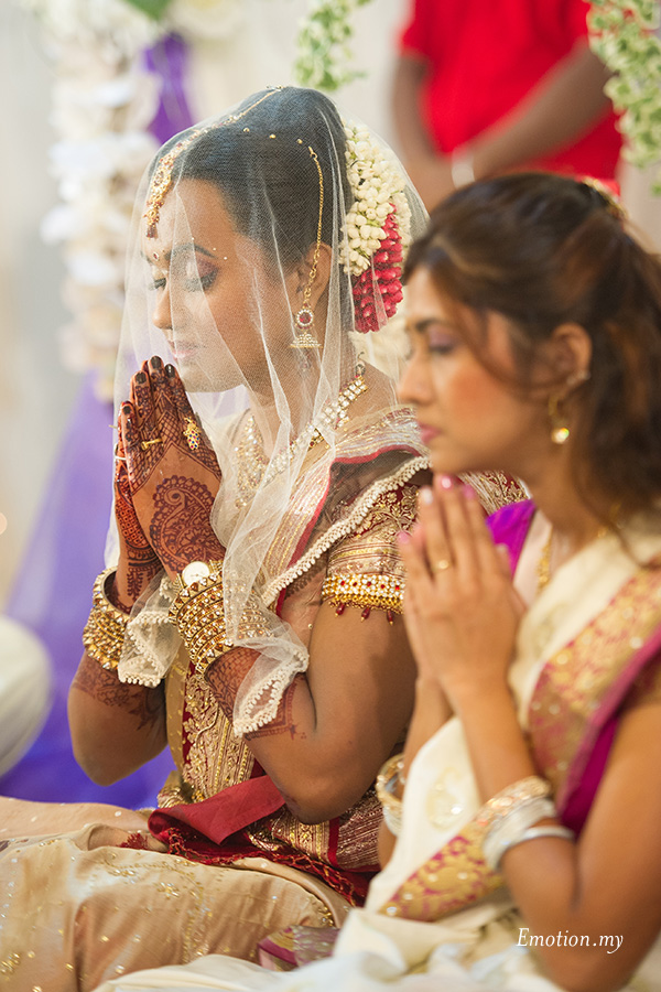 Bride in prayer. Indian wedding in Malaysia. Photo by Emotion in Pictures