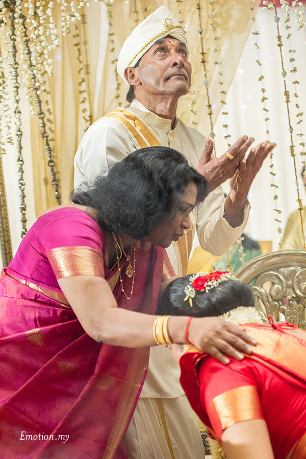 Parents' blessings. Indian wedding in Malaysia. Photo by Emotion in Pictures
