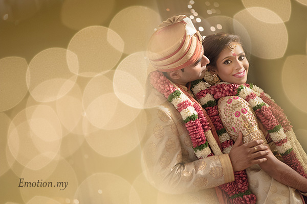 Portrait of the couple. Indian wedding in Malaysia. Photo by Emotion in Pictures