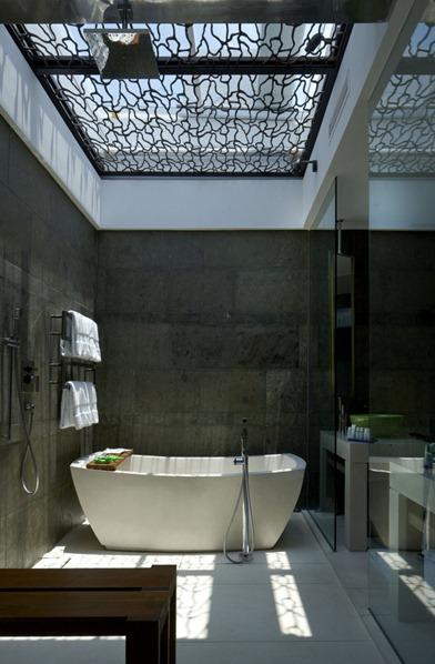 Open sky bathroom design by Lakar Design Builder (interior designers)
