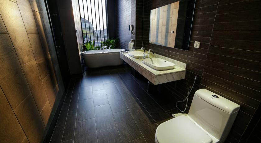 Bathroom interior design by Demaxd Build