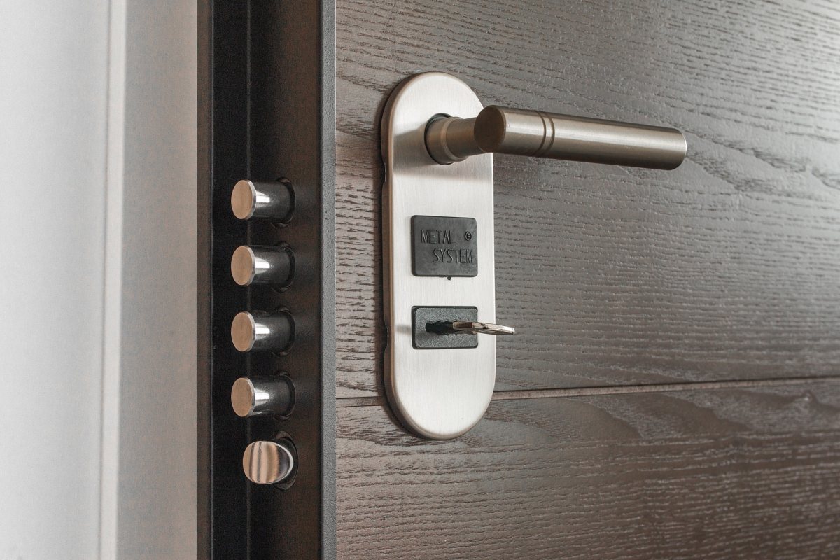 Home security tips - double bolt door lock