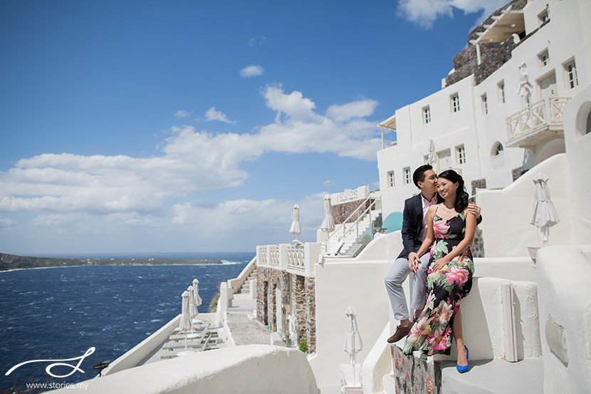 Pre-wedding photoshoot in Santorini. Photos by Stories.my. Source