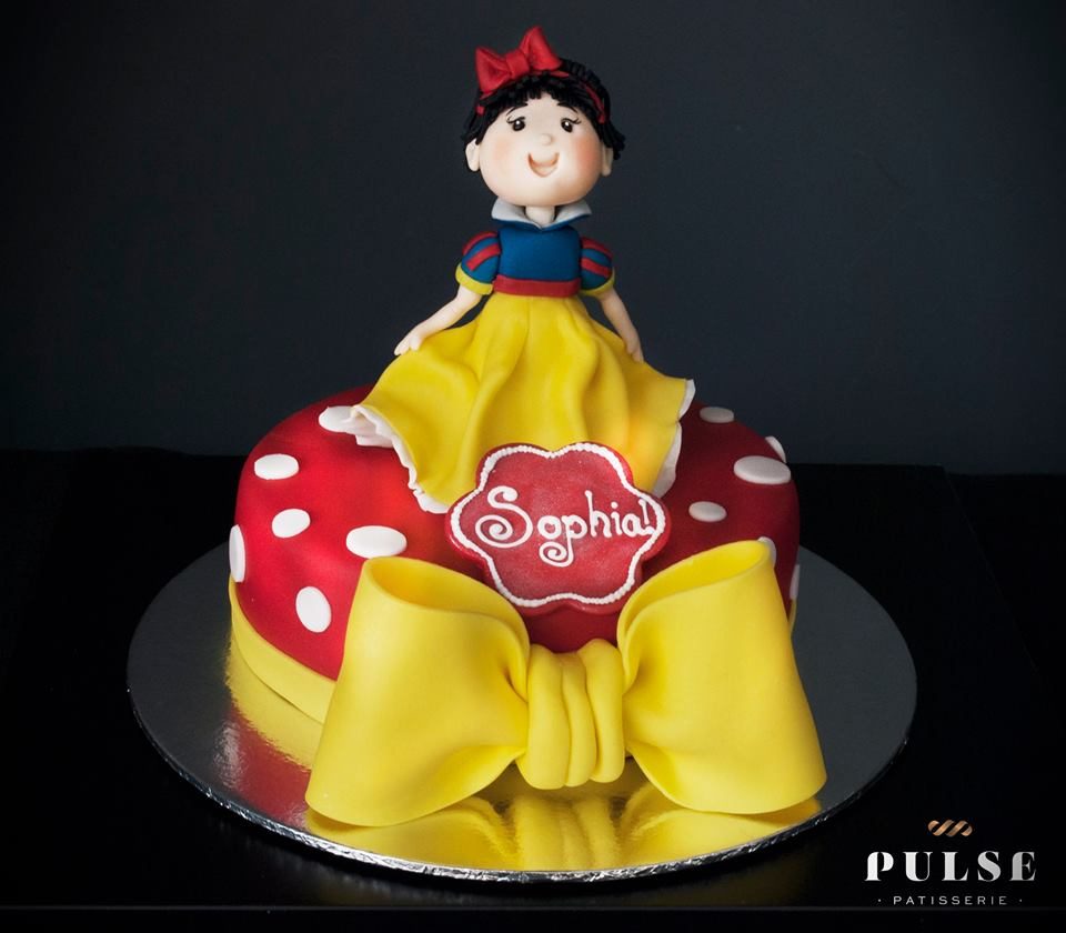 Snow White Princess Birthday Cake with a big bow tie. Made by: Pulse Patisserie. Source. Order in Singapore at Recommend.sg