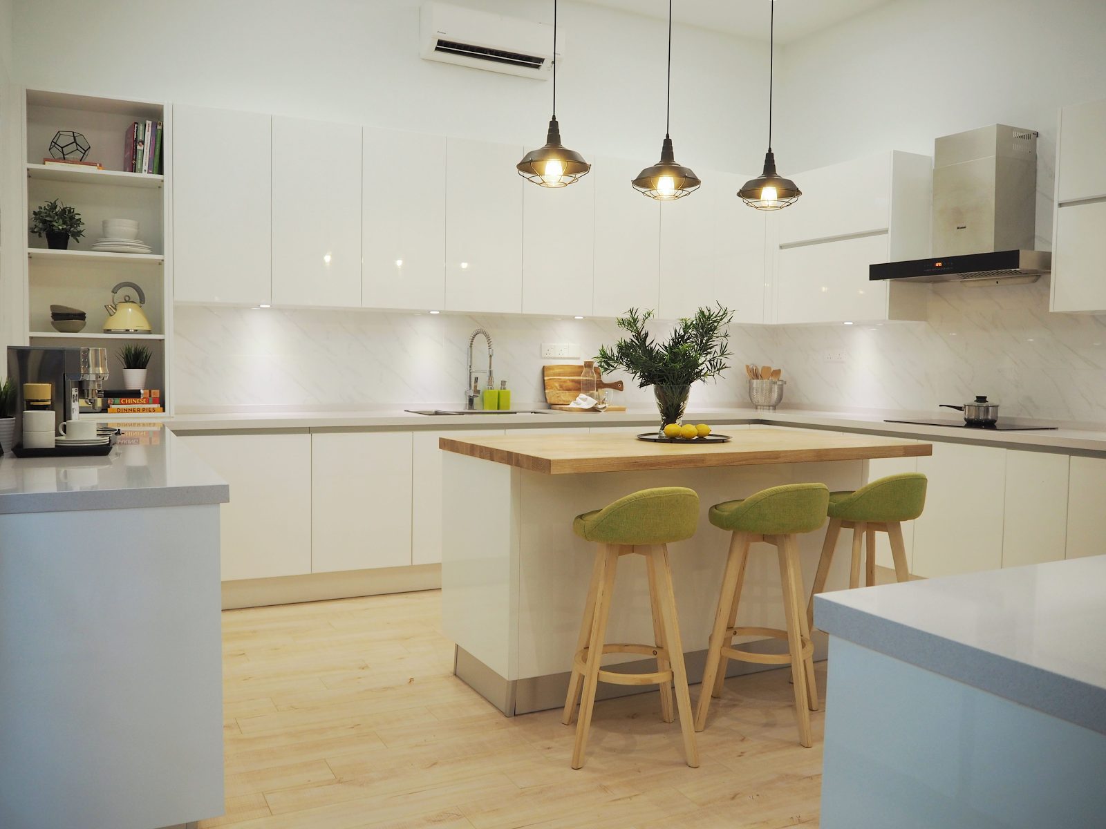 U-shaped kitchen design for Superlink Terrace at Temasya Citra, Glenmarie. Project by: Meridian Inspiration