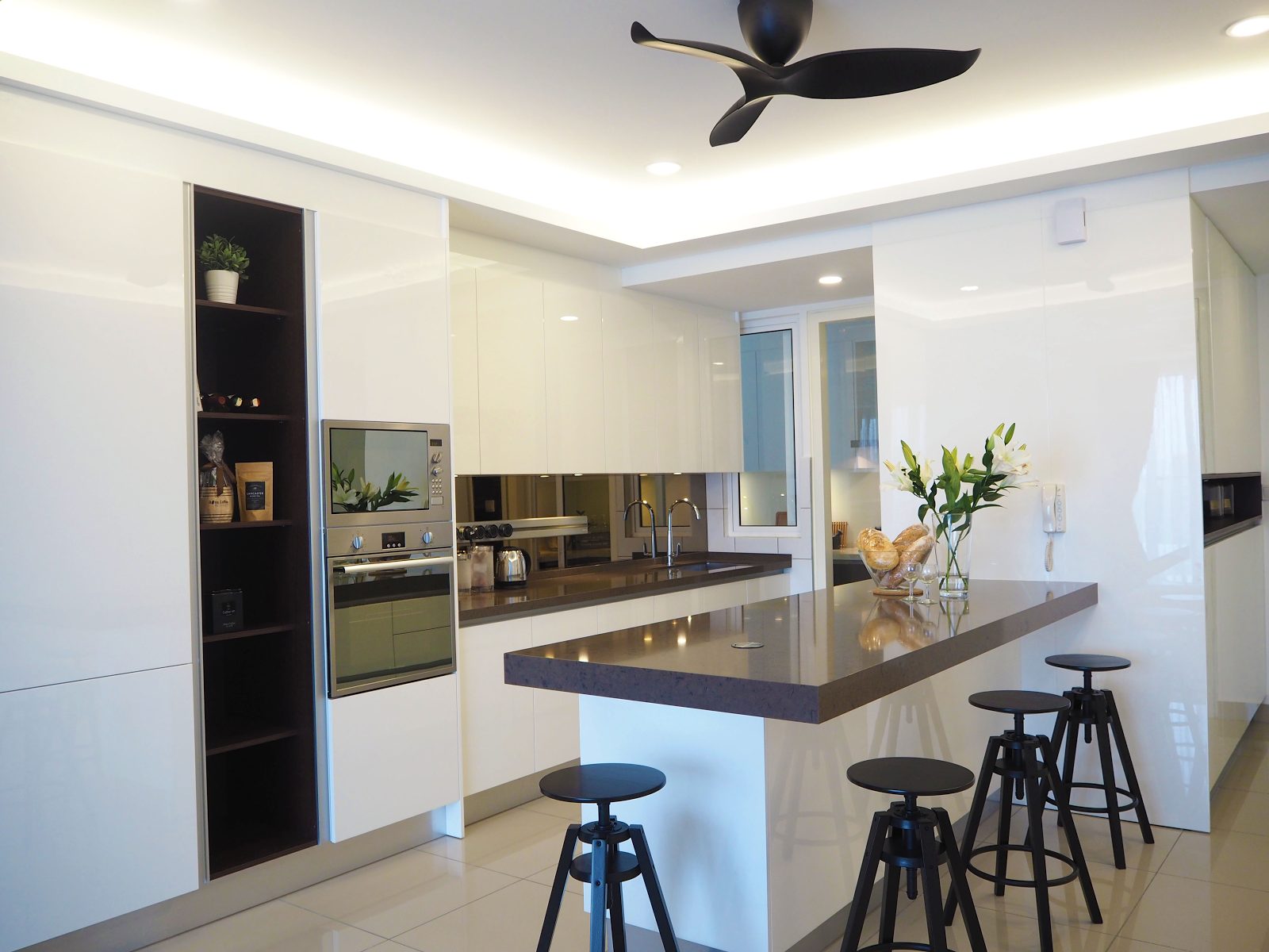wet and dry Kitchen design for Condominium at Cheras. Project by:Meridian Inspiration