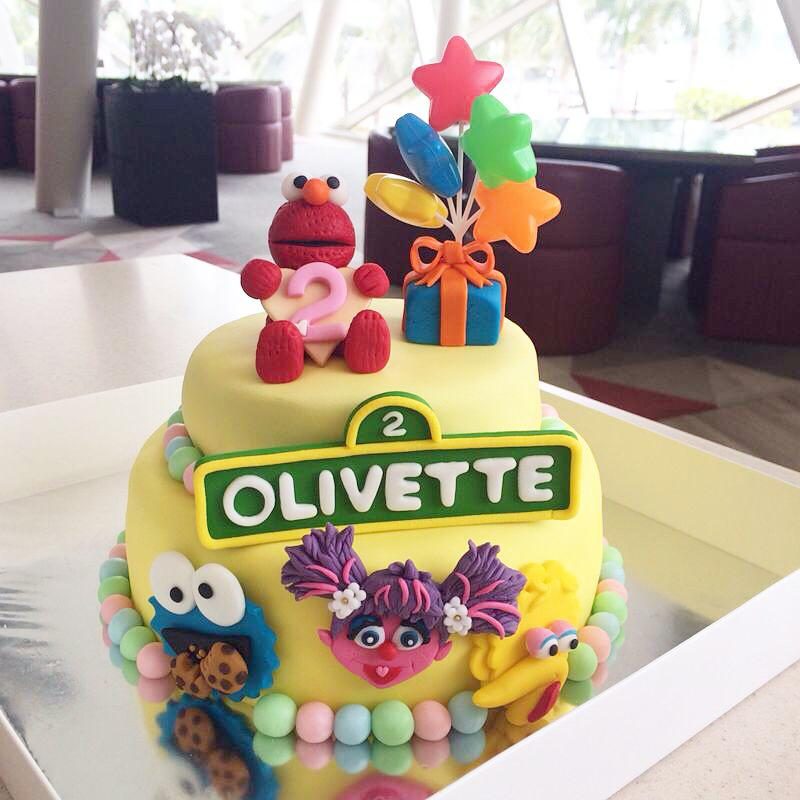 Two tier baby elmo cake by Oni Cupcakes - Recommend.sg