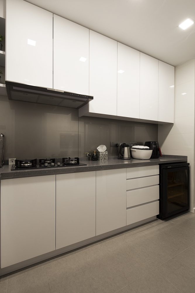 Modern minimalist small kitchen design for Condominium in Waldorf Tower, Mont Kiara. Project by: Box Creative