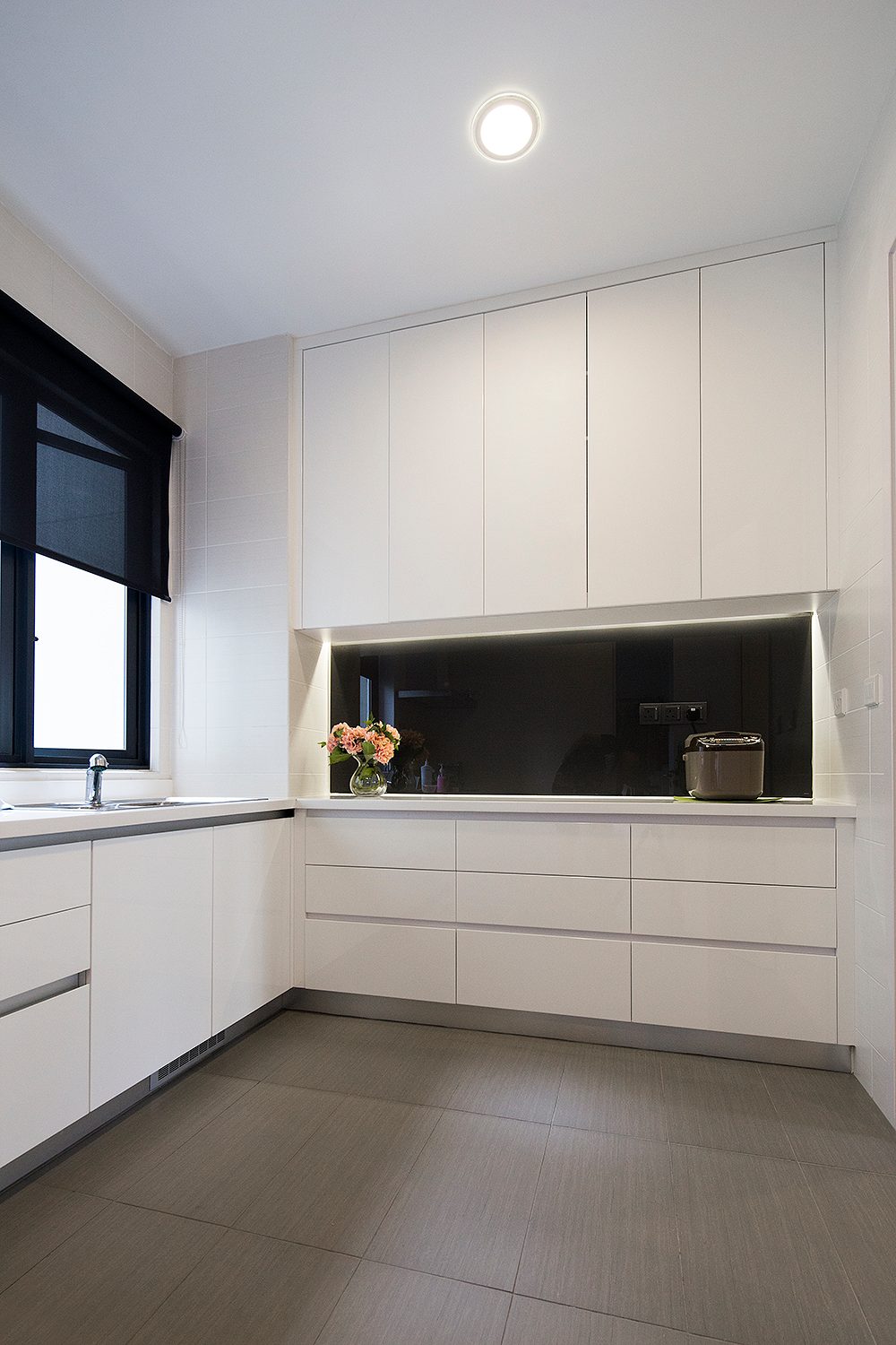 Dry kitchen design for Condominium in North Kiara. Project by: Box Creative