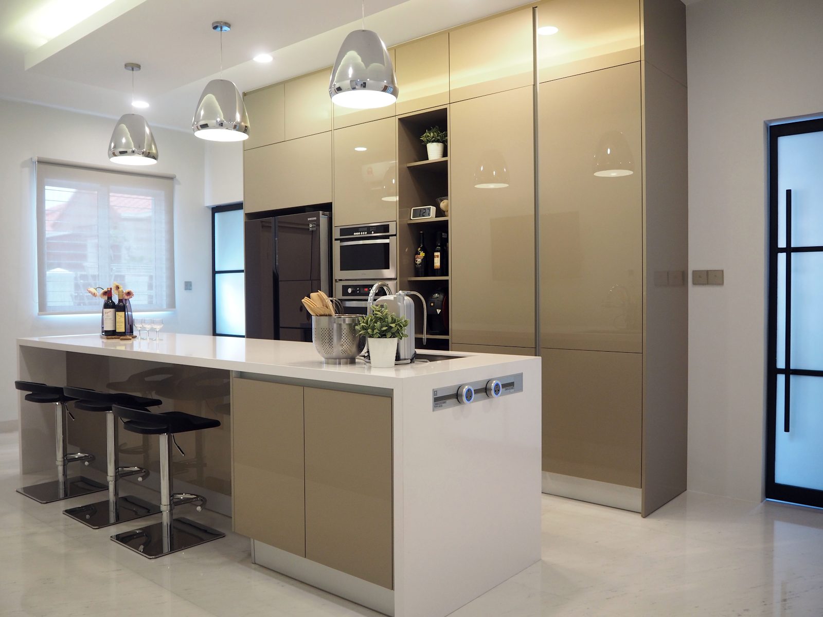 Kitchen design for Terrace house in Ara Damansara. Project by: Meridian Inspiration