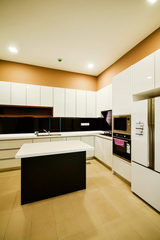 Monochrome kitchen design for Bungalow on Jalan Topaz, Shah Alam. Project by: Hatch Design