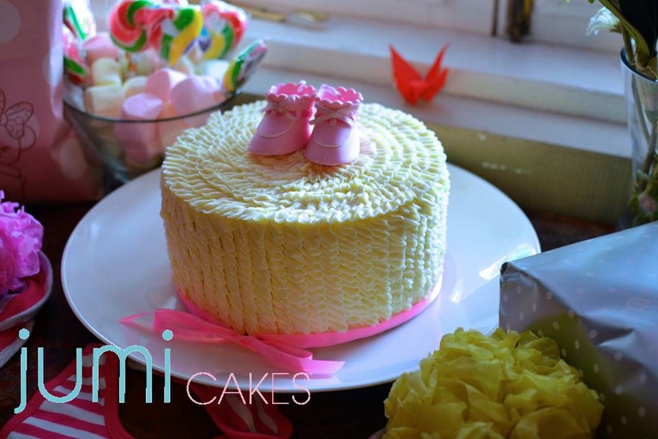A round baby shower cake with cream cheese frosting. Made by: Jumi Cakes Singapore - Recommend.sg