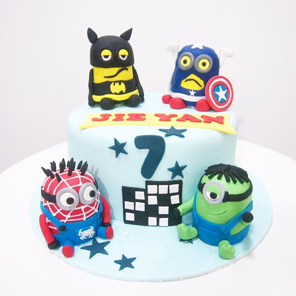 Minions in superheroes costumes made of fondant instantly turn a usual fondant cake into a Minion themed cake. Made by: Corine and Cake.Source