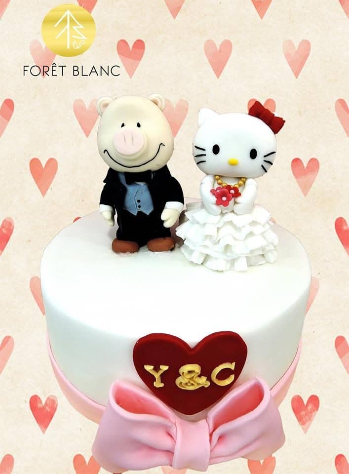 Who says Hello Kitty is only for kids? This simple white Hello Kitty themed wedding cake looks so cute, too. Made by: Foret Blanc Patisserie.Source