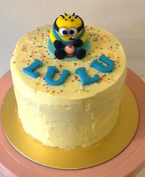 A simple buttercream frosted cake instantly turns into a Minion themed cake when added with an edible Minion as the cake topper. Made by: Little House of Dreams.Source