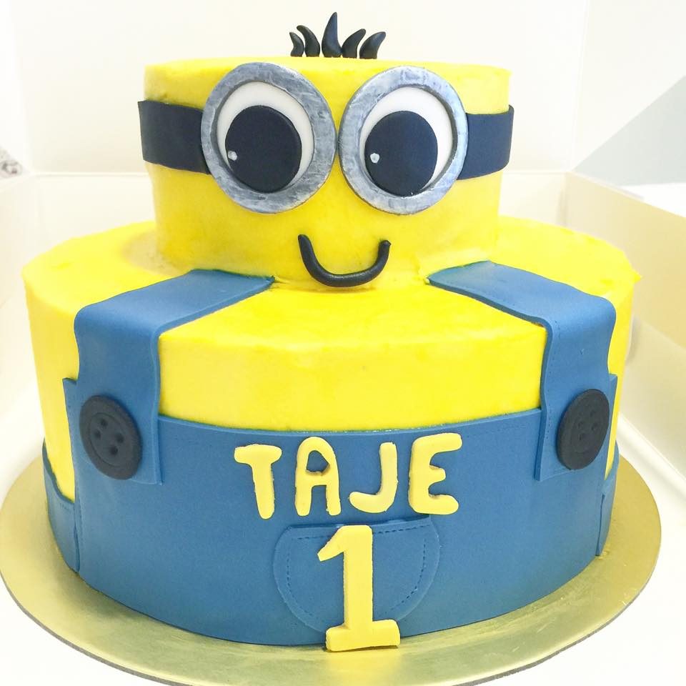 A two-tiered Minion themed cake to celebrate the first birthday.Made by: Corine and Cake.Source