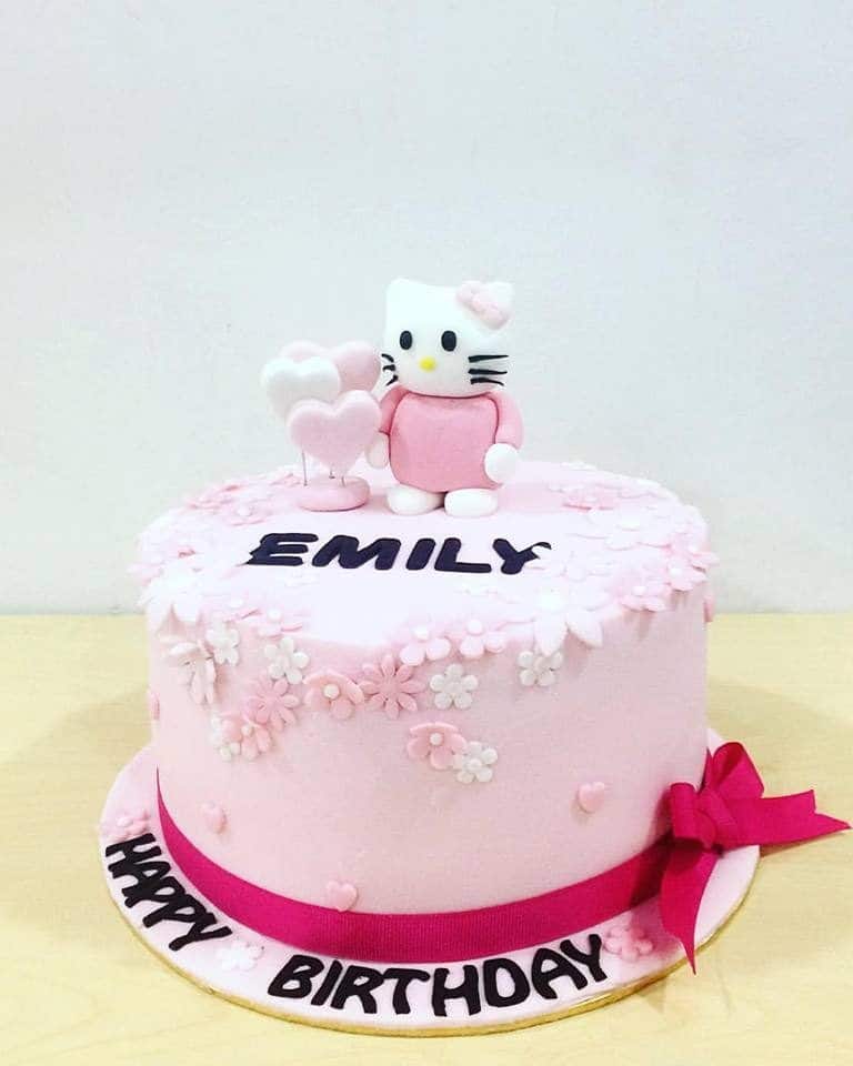 The round cake looks heavenly by using fondant icing and small flower decoration made of fondant, too. Not to mention the Hello Kitty and heart-shaped toppers which make the cake look even cuter. Made by: Kak Sal Kueh.Source