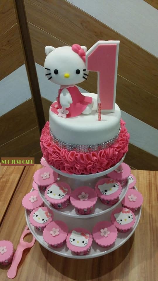 Small cupcakes and one tier cake placed neatly in a cupcake tower make a great combination for your kid’s first birthday.Made by: Ms. V. Source