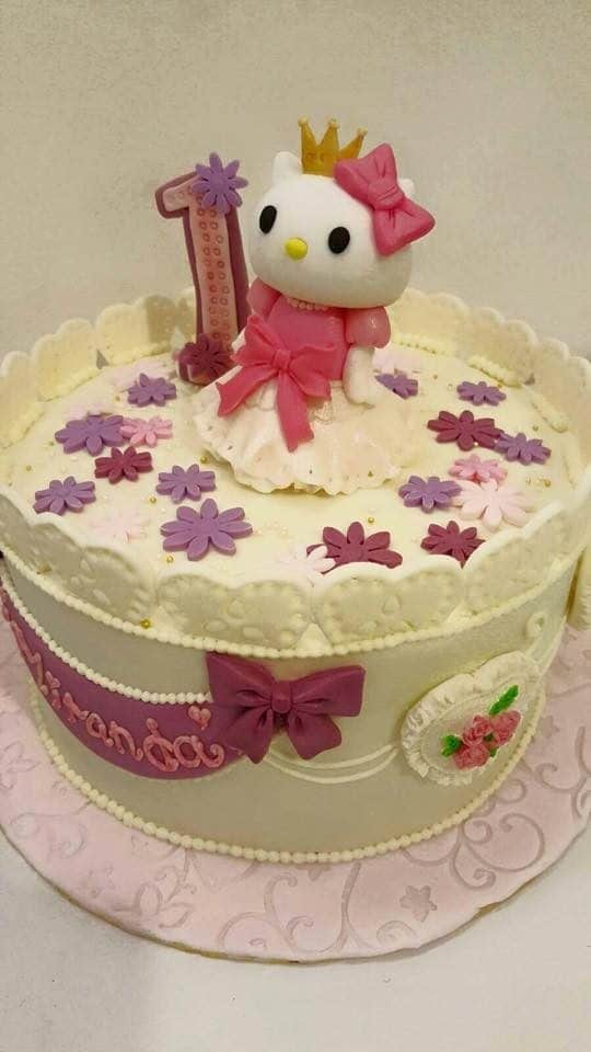Want to make your daughter feel like the actual princess in their first birthday? This kingdom-themed cake with a Hello Kitty topper dressed with gown might be the perfect choice for you. Made by: Ten28ight Boutique Cafe.Source