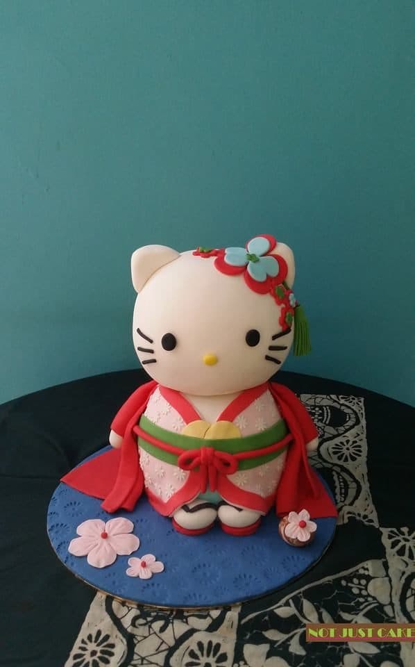 A fully-sculpted Hello Kitty figure dressed in Japanese traditional kimono.Made by: Ms. V. Source