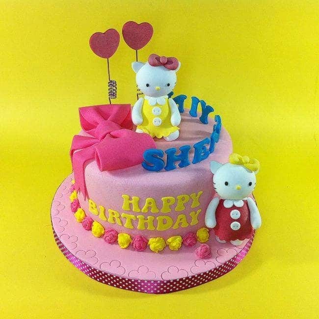 One tiered cake surrounded by roses made of fondant looks really nice with the addition of two Hello Kitty figures; one below, one on top. Made by: CakeDeliver Online Cake Shop. Source