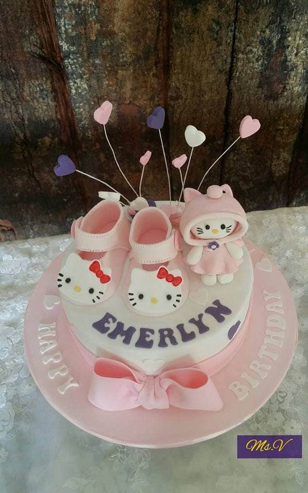 This round cake looks super cute with fondant pink shoes decoration and hand-sculpted Hello Kitty figure on top.Made by: Ms. V. Source