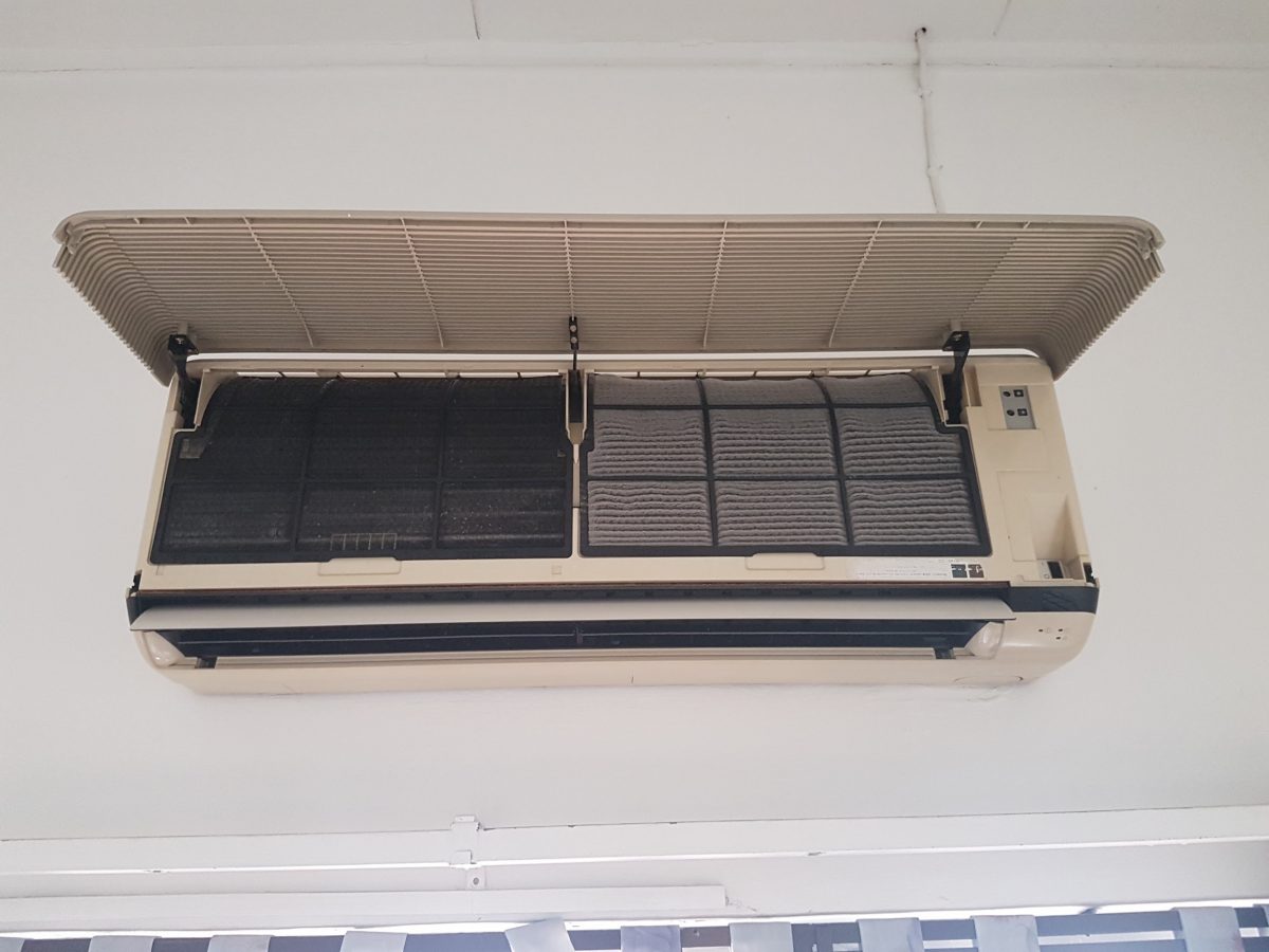  See the difference? One the left, a clean aircon filter. now that you know how to clean your air conditioner, you can clean the other side.