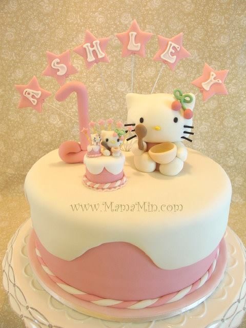 A bit of Inception theme here, with a Hello Kitty cake on another Hello Kitty cake, on yet another Hello Kitty cake! Made by: MamaMin.Source