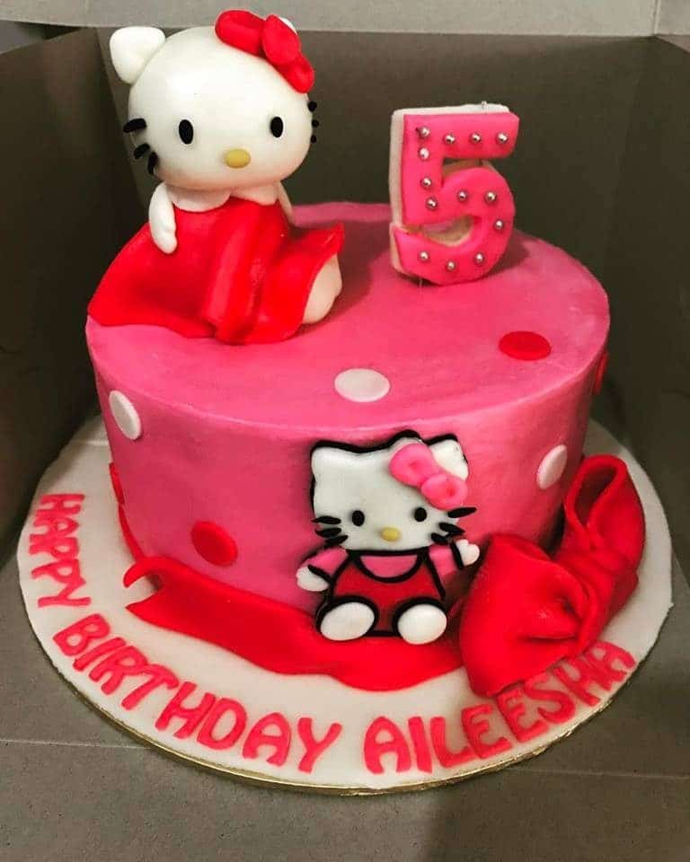 This round fuchsia cake embroidered with a Hello Kitty fondant cutout on the side, and a Hello Kitty topper is perfect for the celebration of your daughter’s 5th birthday. Made by: Suez Cakes. Source